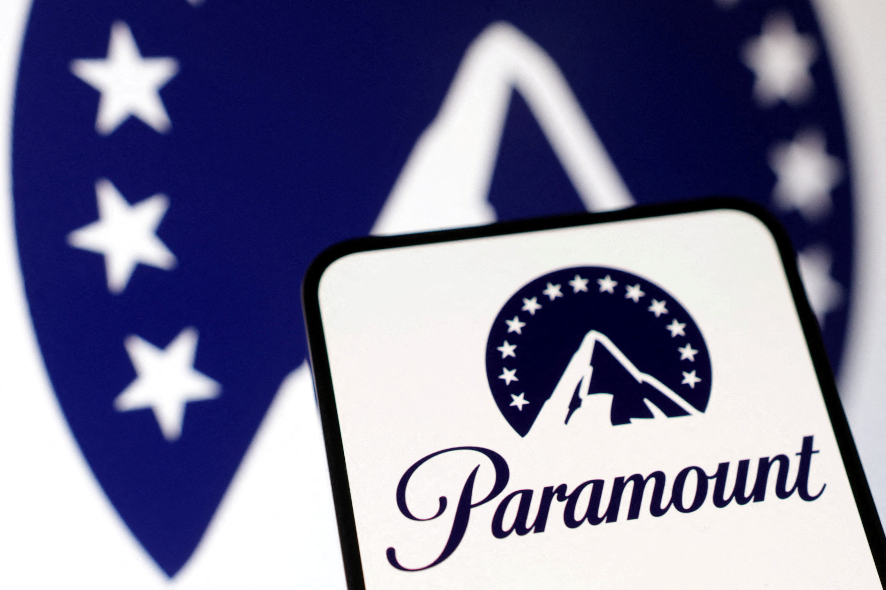 Paramount negocia aporte de US$ 24 bi com fundos para comprar Warner, diz jornal