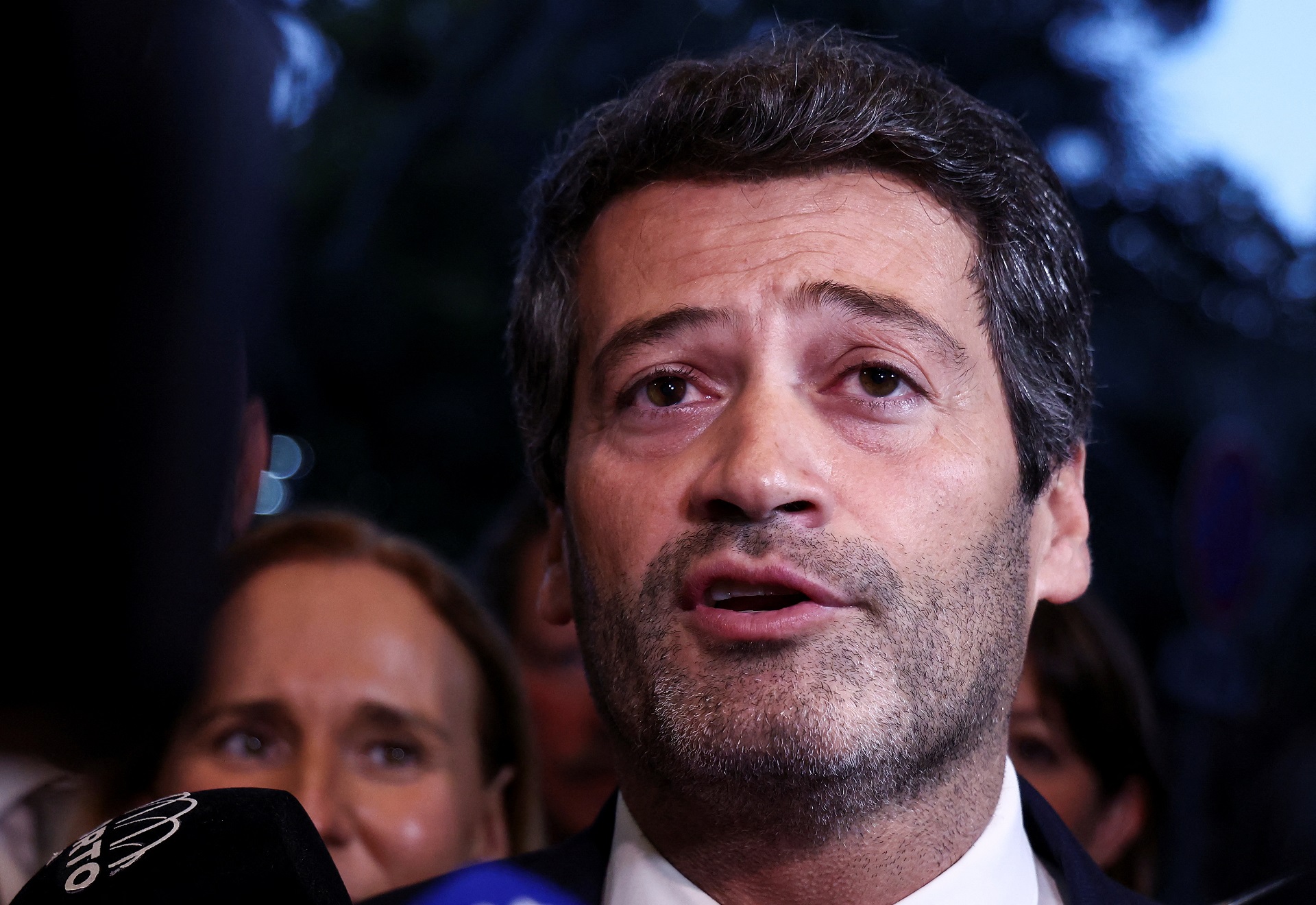 Líder político conservador português André Ventura discursa de forma firme em plenário parlamentar em Lisboa.