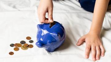 Como começar a investir em 2025 - Cofrinho azul com moedas
