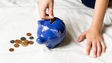 Como começar a investir em 2025 - Cofrinho azul com moedas