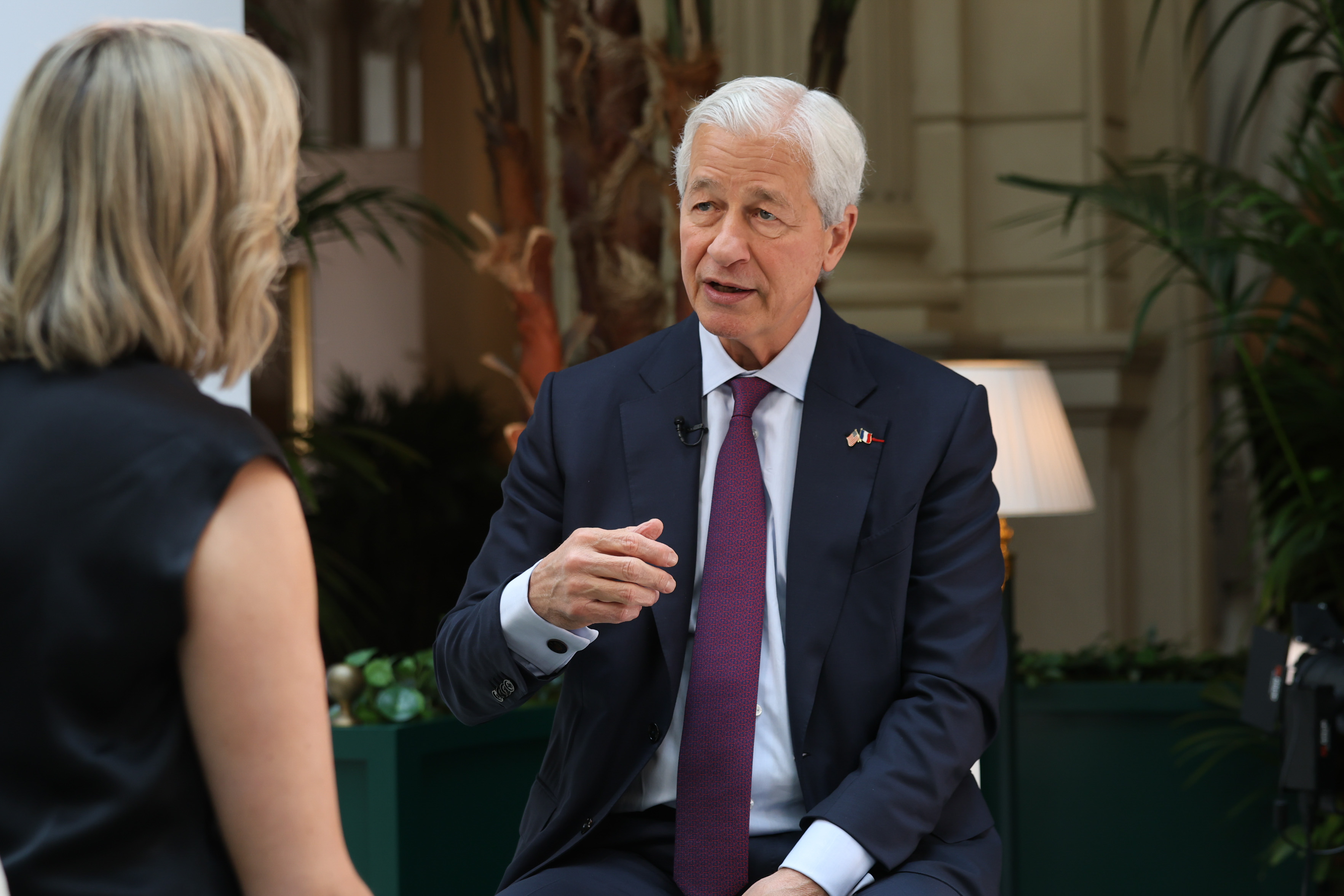 “Jamie Dimon, diretor executivo da JPMorgan Chase & Co., durante uma entrevista à Bloomberg Television na conferência de Mercados de Capitais da JPMorgan Chase & Co. em Paris, França, na quinta-feira, 15 de maio de 2025. A recessão continua sendo uma possibilidade, já que os efeitos das tarifas continuam a impactar as economias globais, segundo Dimon (Bloomberg)