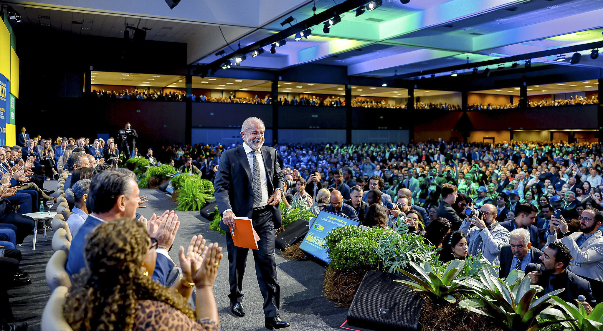 Lula é vaiado em evento com prefeitos em Brasília e reage às críticas