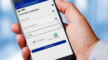 Celular mostra aplicativo da Receita Federal - consulta à restituição do IR