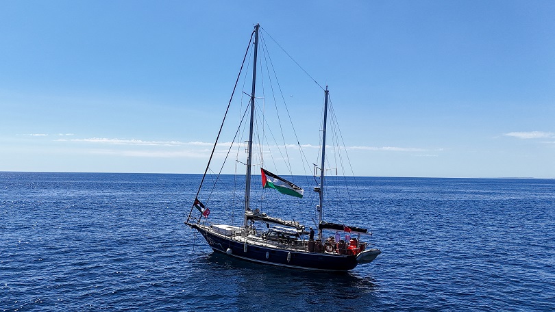 Ativistas dizem que tropas israelenses embarcaram em navio de auxílio humanitário