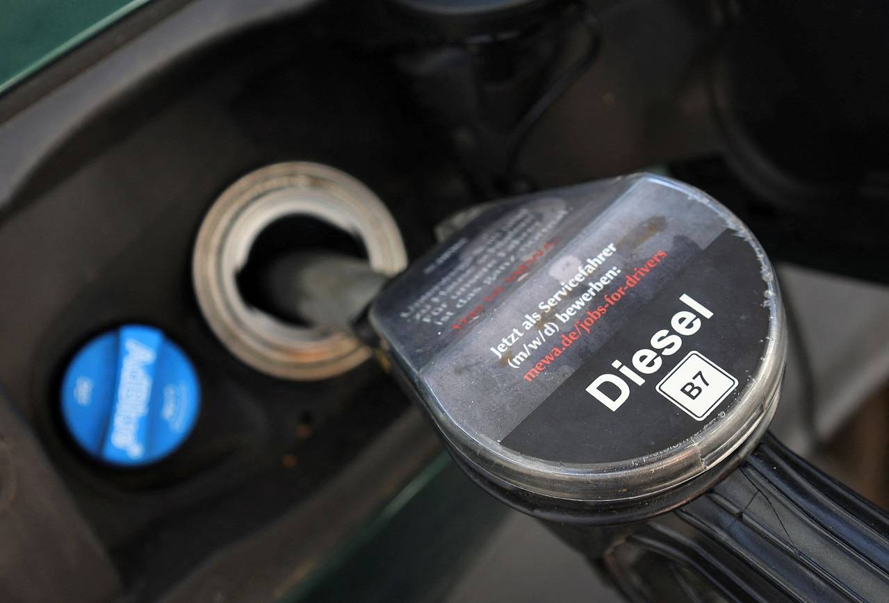 Bico de abastecimento de diesel é visto durante o reabastecimento de um carro em um posto de combustível, após a invasão da Ucrânia pela Rússia, em Bad Honnef, perto de Bonn, Alemanha, 13 de março de 2022. REUTERS/Wolfgang Rattay/FOTO DE ARQUIVO