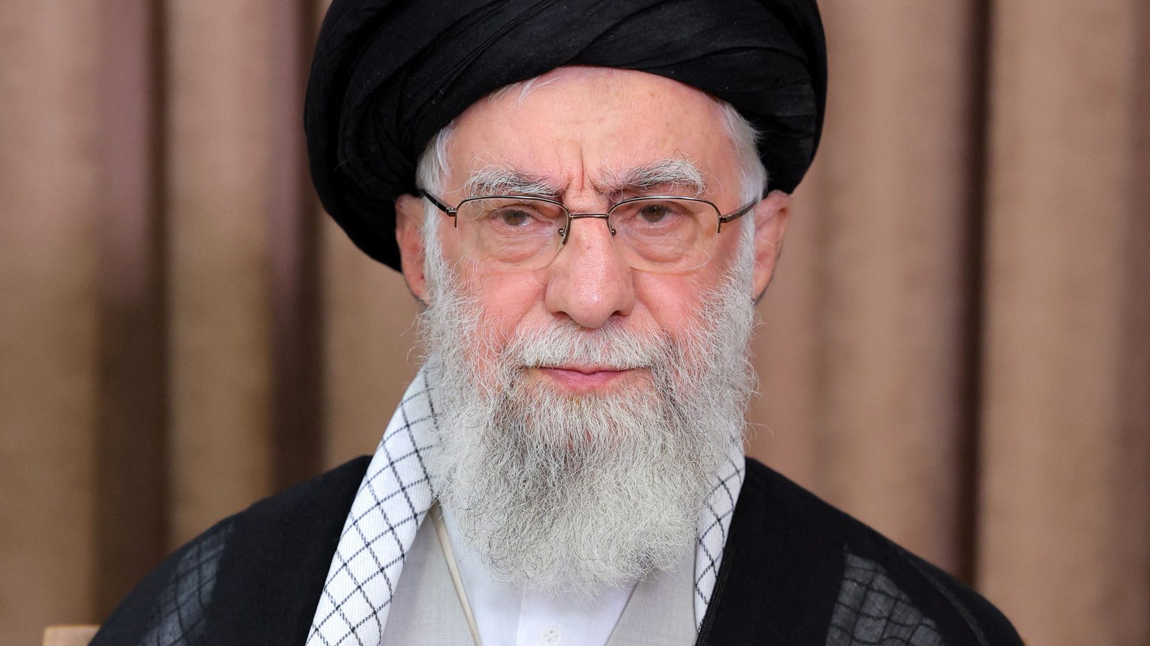 Khamenei ameaça “danos irreparáveis” se EUA entrarem em guerra contra o Irã