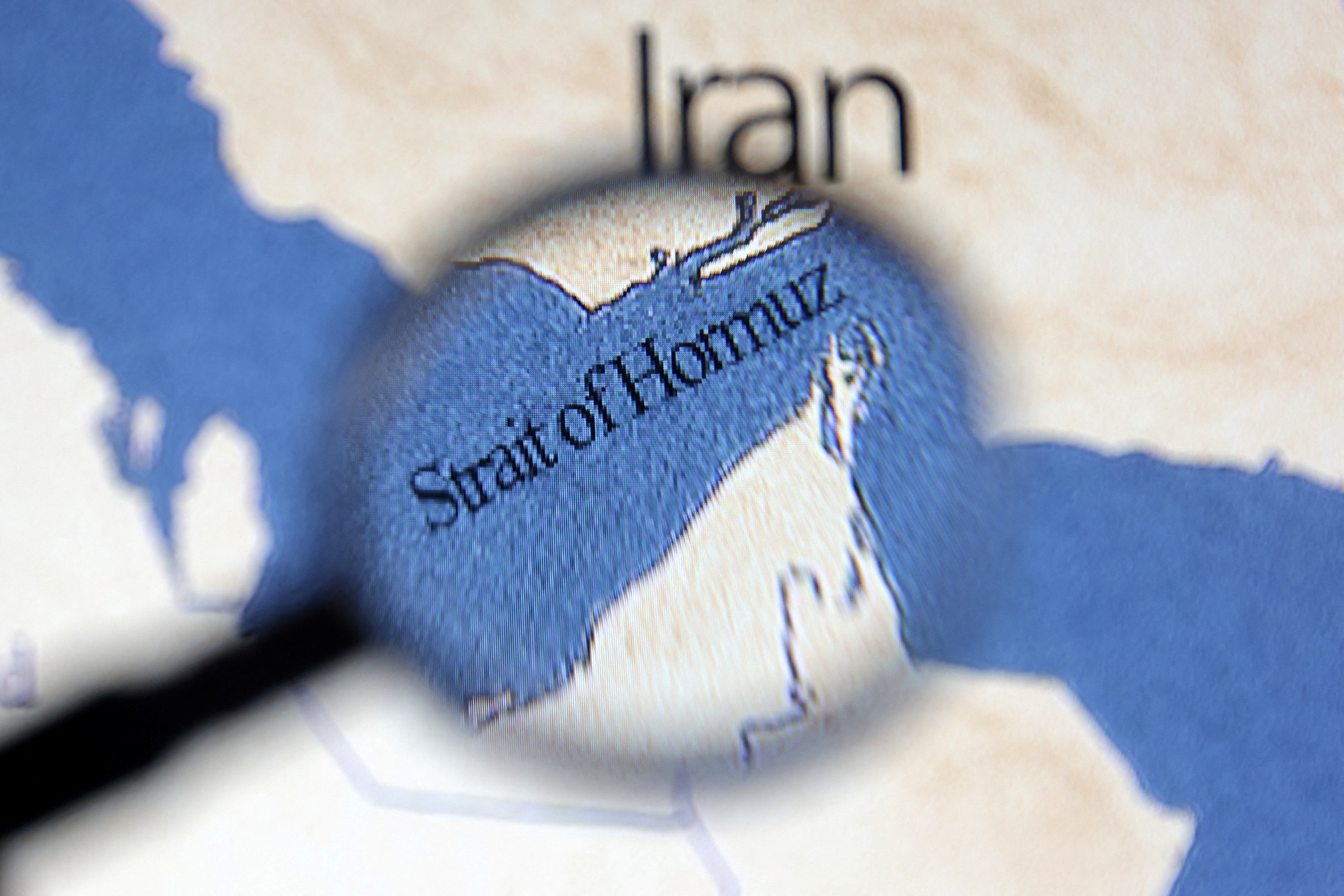BLOQUEO A IRÁN: TRES BUQUES ENTRAN AL GOLFO DESAFIANDO LA MEDIDA