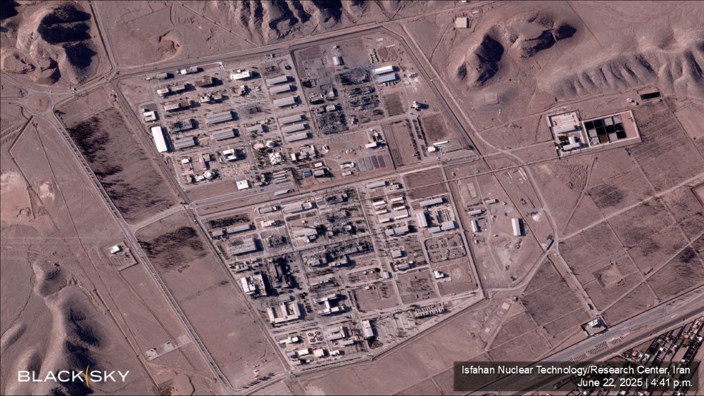 Imagem de satélite mostra prédios destruídos no Centro de Tecnologia Nuclear de Isfahan, após ter sido atingido por ataques aéreos dos EUA, em Isfahan, Irã. Imagem divulgada em 22 de junho de 2025. (Foto: Blacksky/Handout via REUTERS)