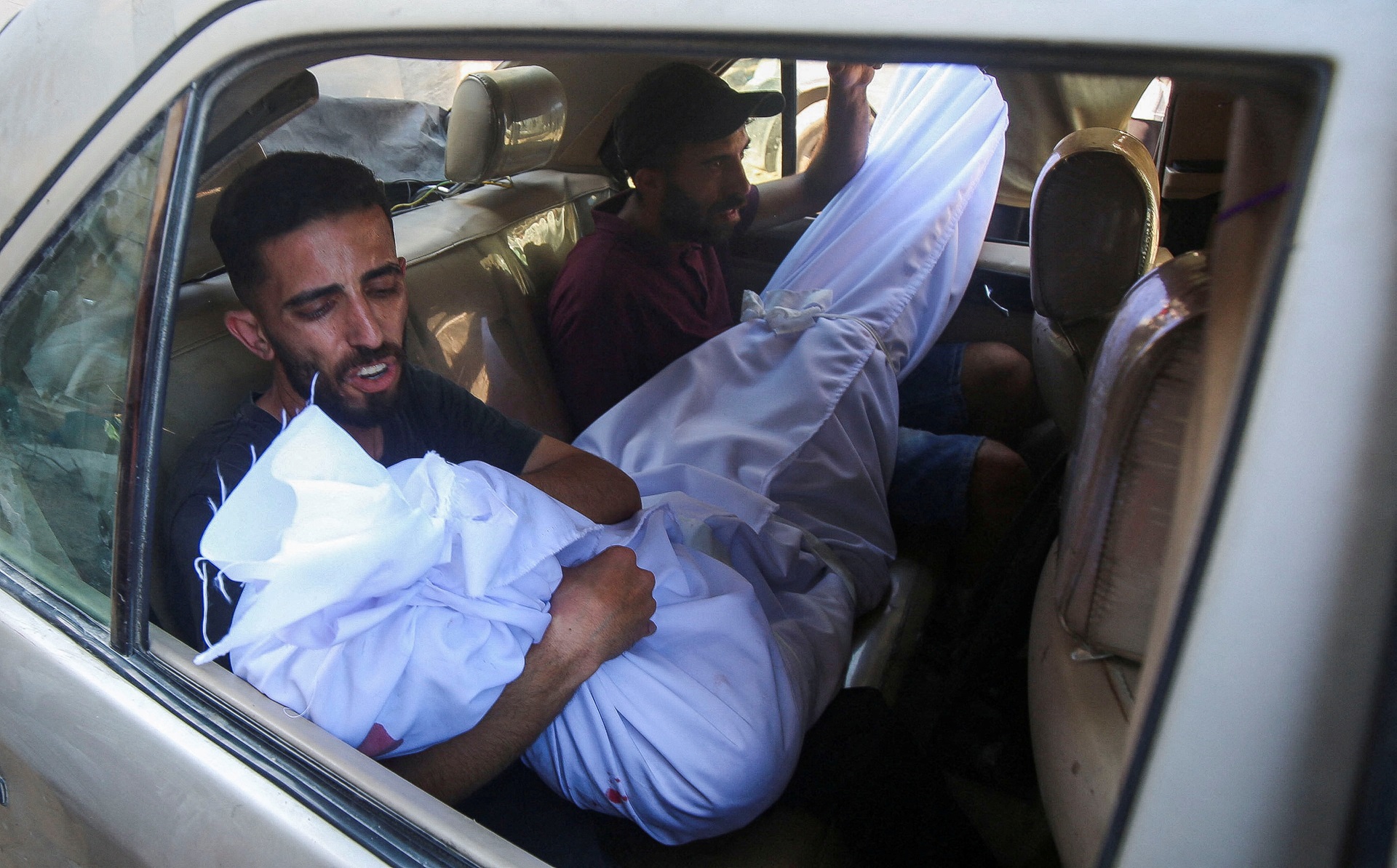 2025-06-30T174117Z_468198441_RC21DFAW7XLW_RTRMADP_3_ISRAEL-PALESTINIANS-GAZA Israel bombardeia café palestino lotado de crianças e mulheres; 67 morrem em 1 dia