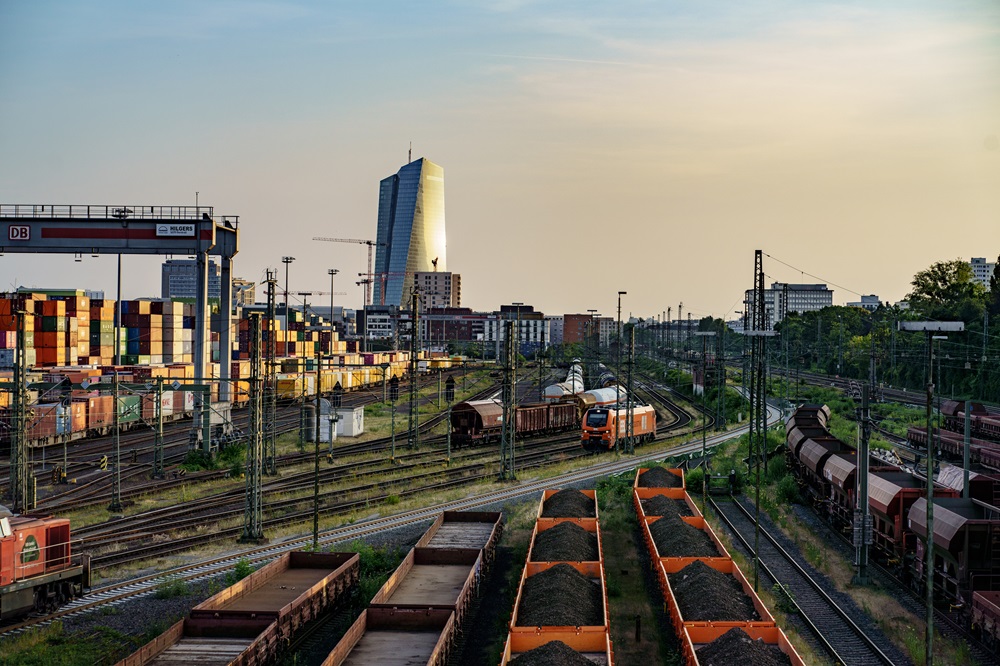 A sede do Banco Central Europeu além de um terminal de carga em Frankfurt (Ben Kilb/Bloomberg)
