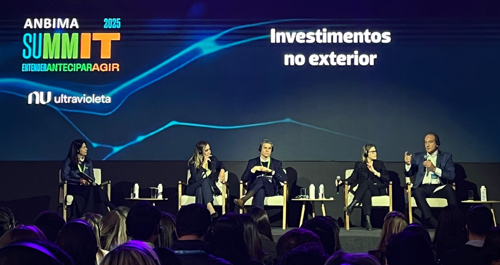 Painel durante o Anbima Summit 2025, com Takiana Itikawa, Anna Dutra, Alex Lago, Isabella Nunes e e Marcelo Barbosa (Foto: Malu Dourado/InfoMoney)