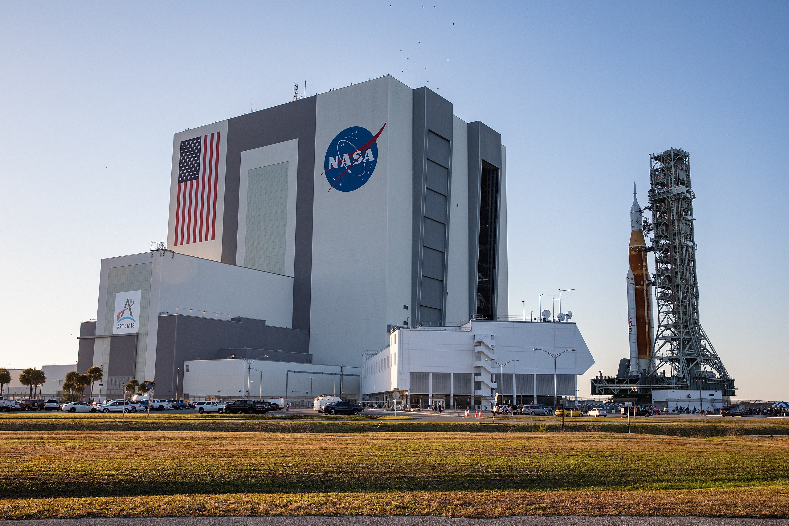 Astronauta em missão espacial com a Terra ao fundo, explorando o vasto universo e a tecnologia da NASA.
