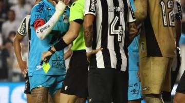 Futebol - Campeonato Brasileiro - Santos x Botafogo - Estádio Urbano Caldeira, Santos, Brasil - 1º de junho de 2025 Neymar, do Santos, recebe cartão vermelho do árbitro Davi De Oliveira Lacerda REUTERS/Thiago Bernardes