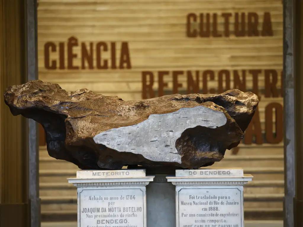 Rio de Janeiro (RJ), 30/06/2025 – O meteorito do Bengedó está na exposição temporária “Entre Gigantes: uma experiência no Museu Nacional”, que abre ao público o palácio pela primeira vez após o incêndio de 2018. Foto: Fernando Frazão/Agência Brasil
