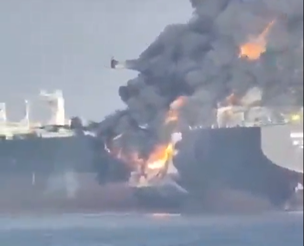 Superpetroleiros se chocam no Estreito de Hormuz (Foto: Reprodução/Redes sociais)