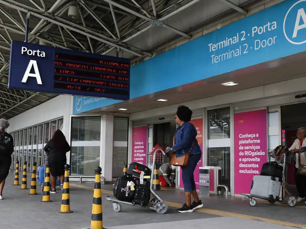 Rio de Janeiro (RJ), 02/10/2023 - Movimento de passageiros no Aeroporto Internacional Tom Jobim, no Galeão, após migração de voos operados no Aeroporto Santos Dumont. Foto: Fernando Frazão/Agência Brasil