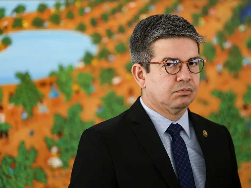 Senador Randolfe Rodrigues (PT) com estrutura de evento suspenso pelo TRE-AP por propaganda antecipada