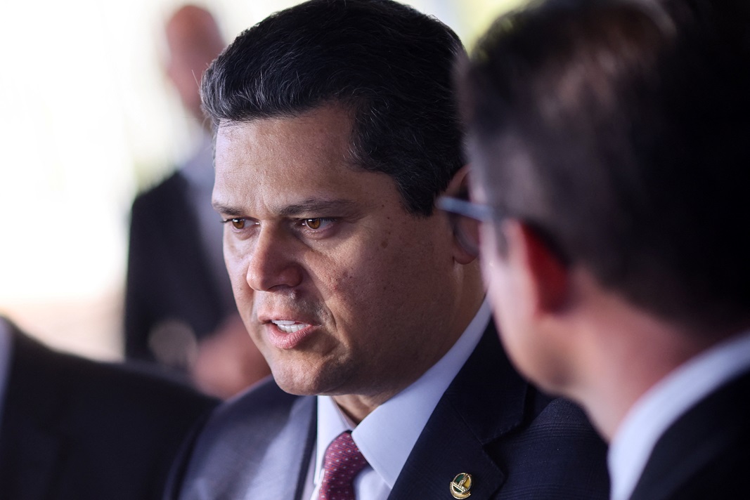 Alcolumbre abre negociação que pode acelerar PEC do fim da escala 6×1