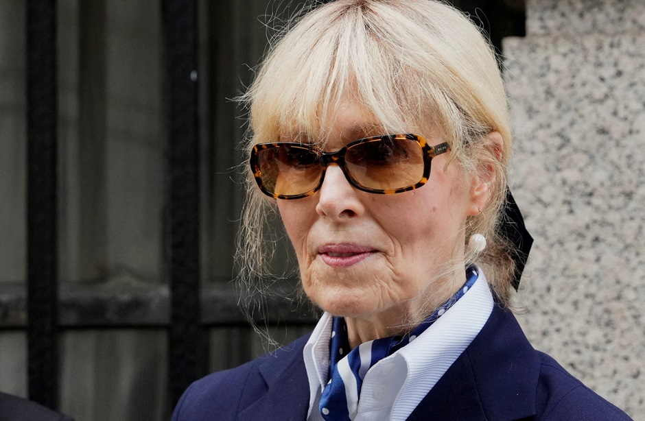 A escritora E. Jean Carroll deixa a 2ª Corte de Apelações dos EUA em Nova York, onde o ex-presidente Donald Trump buscava reverter a condenação de US$ 5 milhões por abuso sexual e difamação. Carroll acusa Trump de tê-la estuprado há quase três décadas. Foto registrada em 6 de setembro de 2024.
REUTERS/Adam Gray