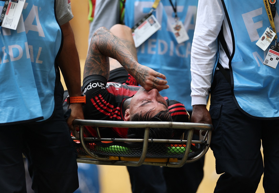 Futebol - Copa do Mundo de Clubes da FIFA - Oitavas de Final - Flamengo x Bayern de Munique - Hard Rock Stadium, Miami Gardens, Flórida, EUA - 29 de junho de 2025 Erick Pulgar, do Flamengo, é retirado de maca após sofrer uma lesão REUTERS/Hannah Mckay

