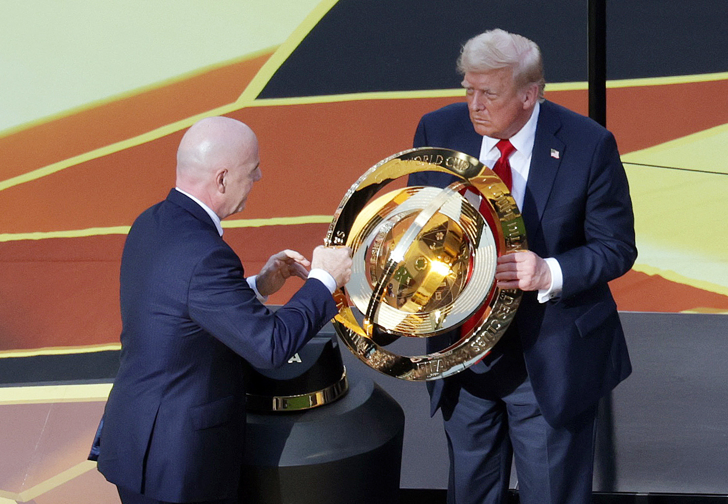 Futebol - Copa do Mundo de Clubes da FIFA - Final - Chelsea x Paris Saint-Germain - MetLife Stadium, East Rutherford, New Jersey, EUA - 13 de julho de 2025. O presidente dos EUA, Donald Trump, e o presidente da FIFA, Gianni Infantino, são vistos com o troféu durante a cerimônia de premiação. REUTERS/Jeenah Moon