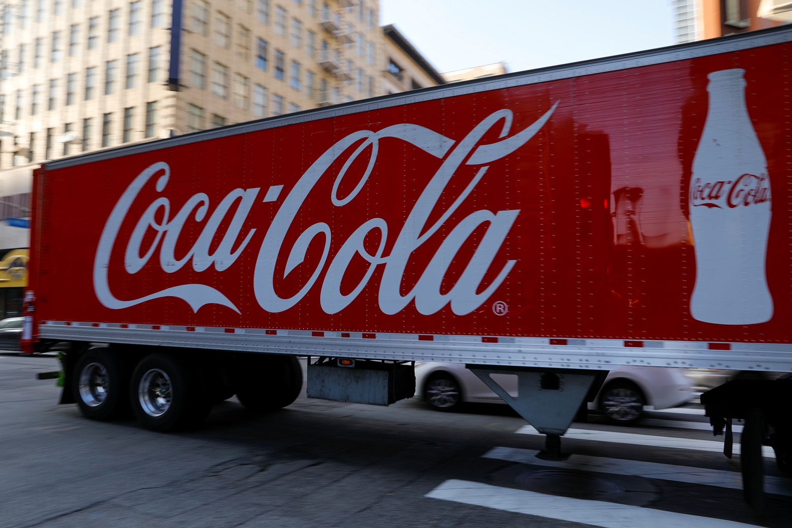Coca-Cola supera expectativas de lucro e receita no 1T26 e eleva previsão anual