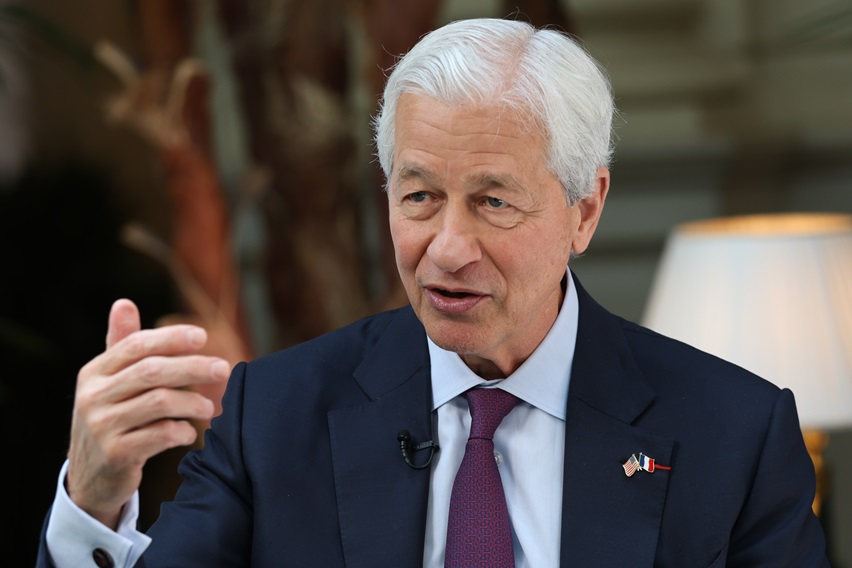 JPMorgan planeja contratar mais especialistas em IA e menos banqueiros, diz Dimon