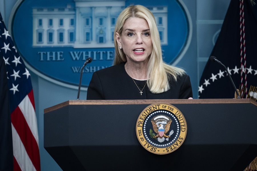 A procuradora-geral Pam Bondi divulgou um memorando na segunda-feira afirmando que o departamento e o FBI determinaram “que nenhuma divulgação adicional seria apropriada ou justificada.”
Crédito... Pete Marovich para The New York Times

