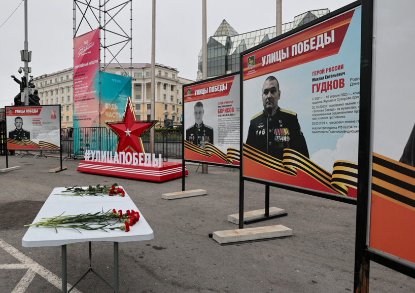 Pessoas em Vladivostok depositam flores perto do retrato do major-general russo Gudkov, que teria sido morto em meio ao conflito Rússia-Ucrânia (REUTERS/Tatiana Meel)