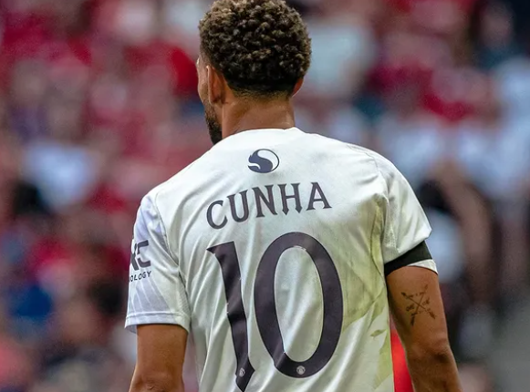 Novo camisa 10 do clube, Matheus Cunha estreia no Manchester United