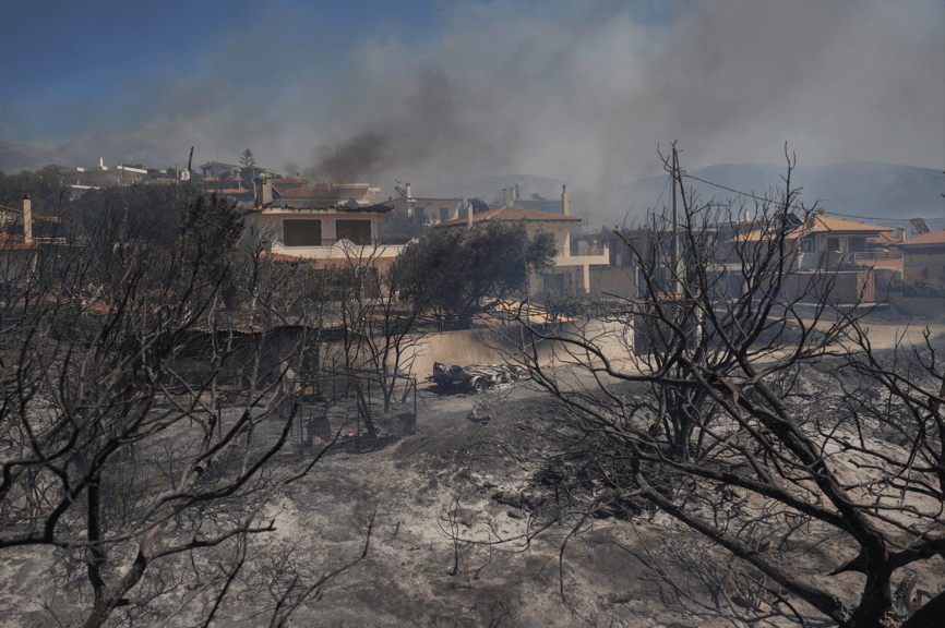 Área perto de Atenas atingida por incêndio