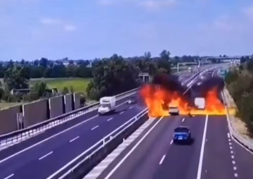 Momento da explosão após a queda do avião ultraleve. Créditos: Reprodução/Redes sociais