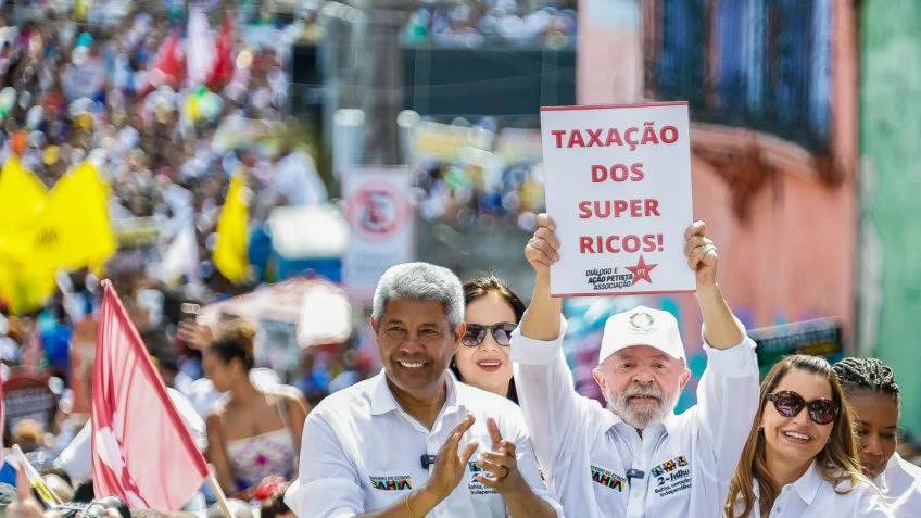 Lula segura cartaz a favor da taxação de super-ricos / Foto: Ricardo Stuckert
