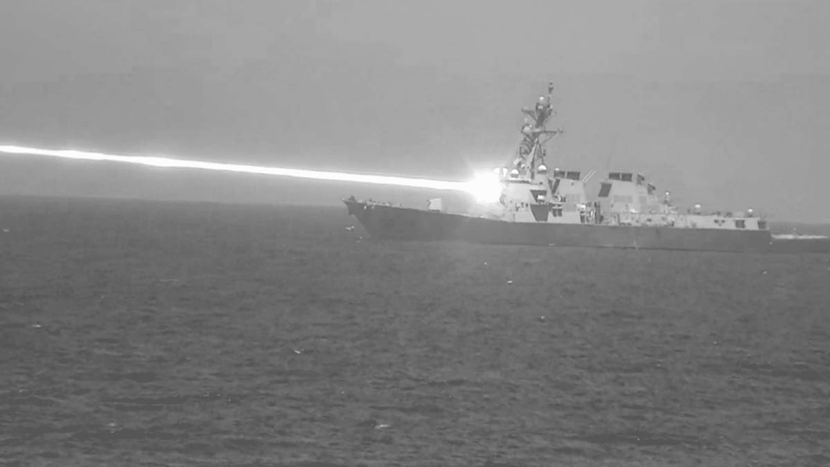 Foto preto e branca de navio disparando um raio branco
Câmera infravermelha capta imagem do destróier USS Preble disparando seu laser contra um drone em teste - Marinha dos EUA/Divulgação
