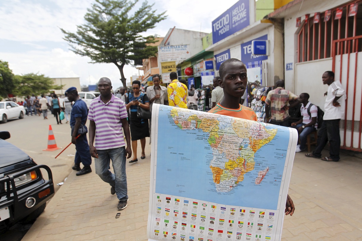 Venda de mapa da África nas ruas de Bujumbura, Burundi
 24/4/2015     REUTERS/Thomas Mukoya