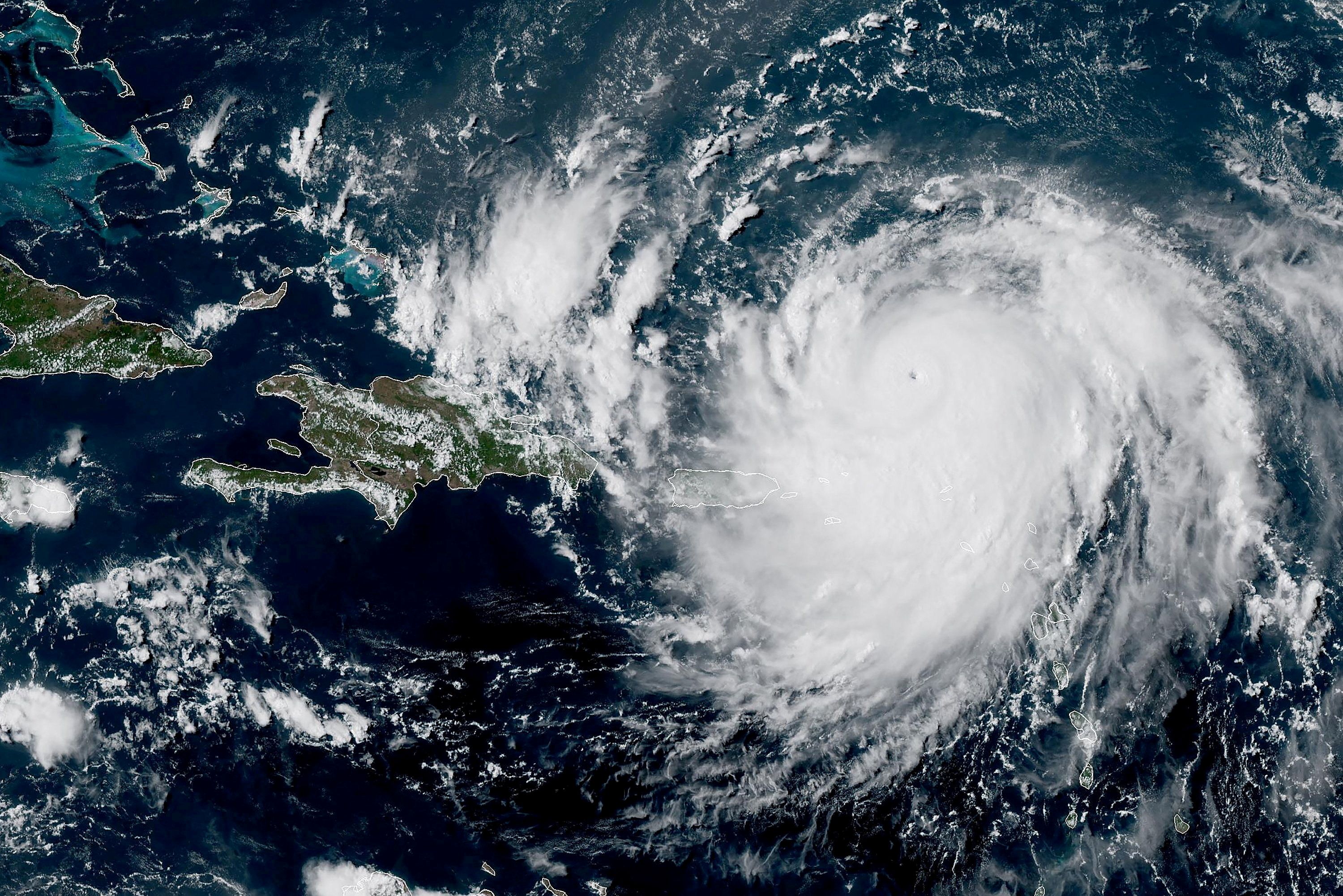 O furacão Erin, primeiro da temporada de furacões do Atlântico de 2025, que se desenvolveu em um perigoso furacão de categoria 4, movimenta-se para oeste próximo a Porto Rico em imagem de satélite composta em 16 de agosto de 2025. CIRA/NOAA/Handout via REUTERS