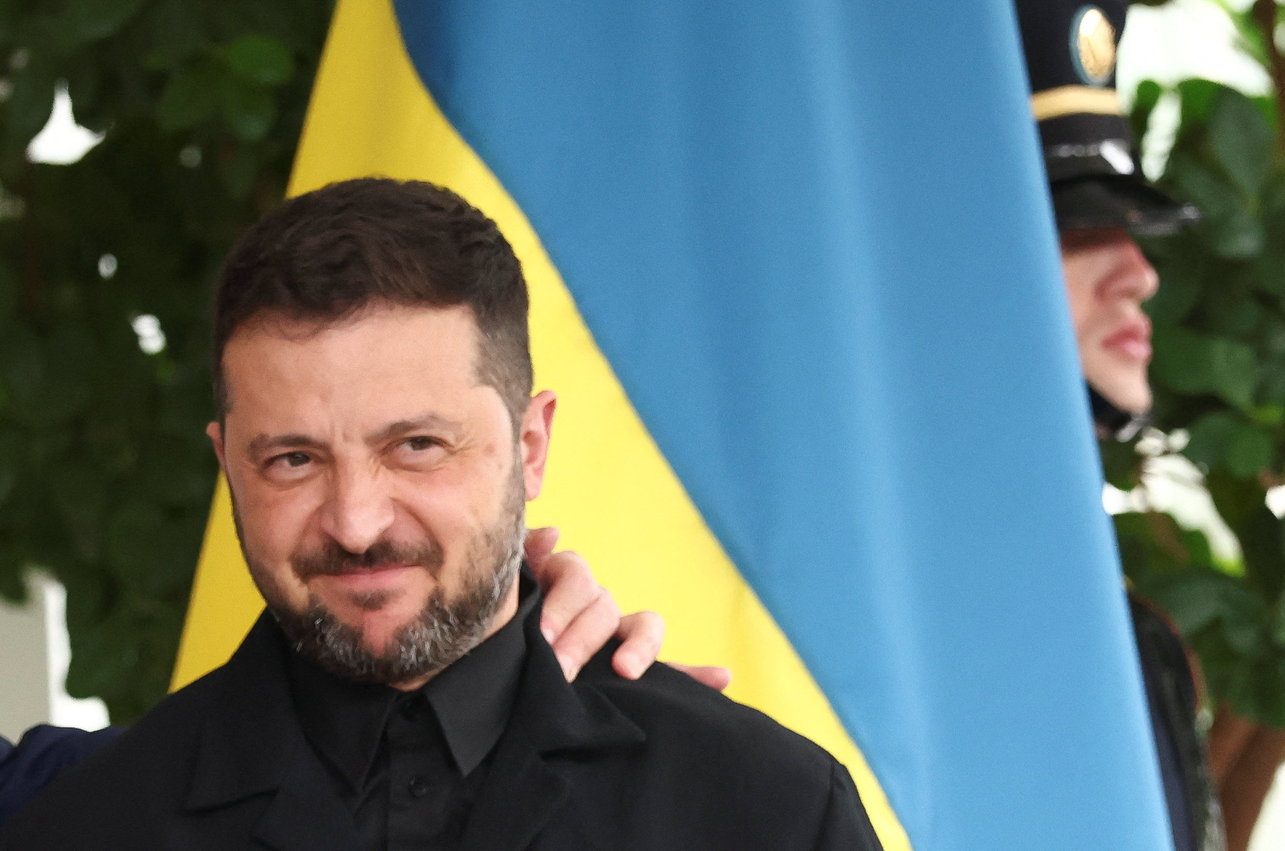 O presidente ucraniano Volodymyr Zelenskiy observa enquanto é recebido em sua chegada à Casa Branca pelo presidente dos EUA, Donald Trump (não mostrado na foto), em meio às negociações para encerrar a guerra russa na Ucrânia, em Washington, D.C., EUA, em 18 de agosto de 2025. REUTERS/Kevin Lamarque