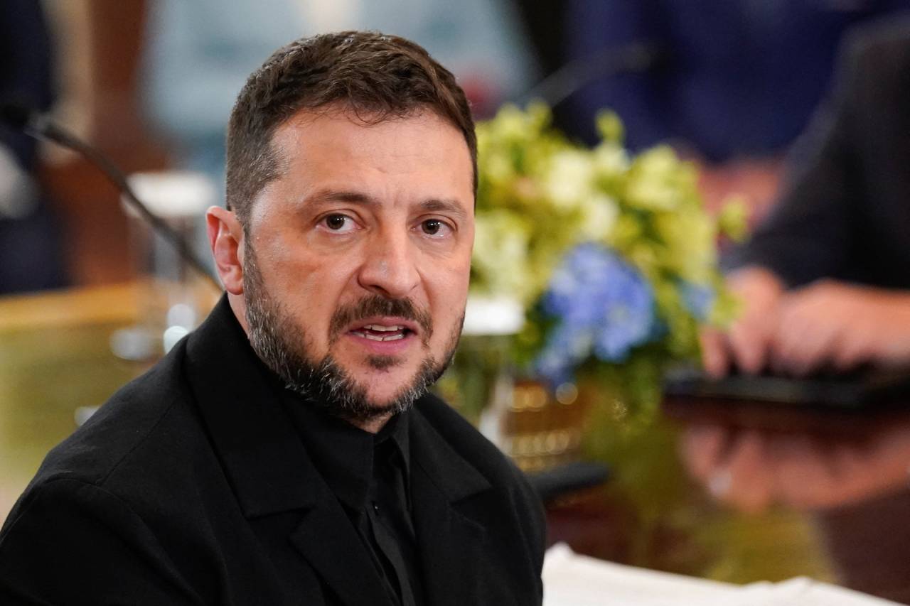 Presidente ucraniano Volodymyr Zelenskiy discursando durante reunião com líderes dos EUA e Europa na Casa Branca em Washington, 18 de agosto de 2025