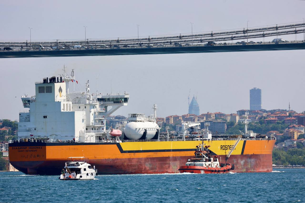 Navio petroleiro Vladimir Monomakh, da Rosneft e com bandeira russa, transita pelo Bósforo em Istambul, Turquia 06/07/2023 REUTERS/Yoruk Isik