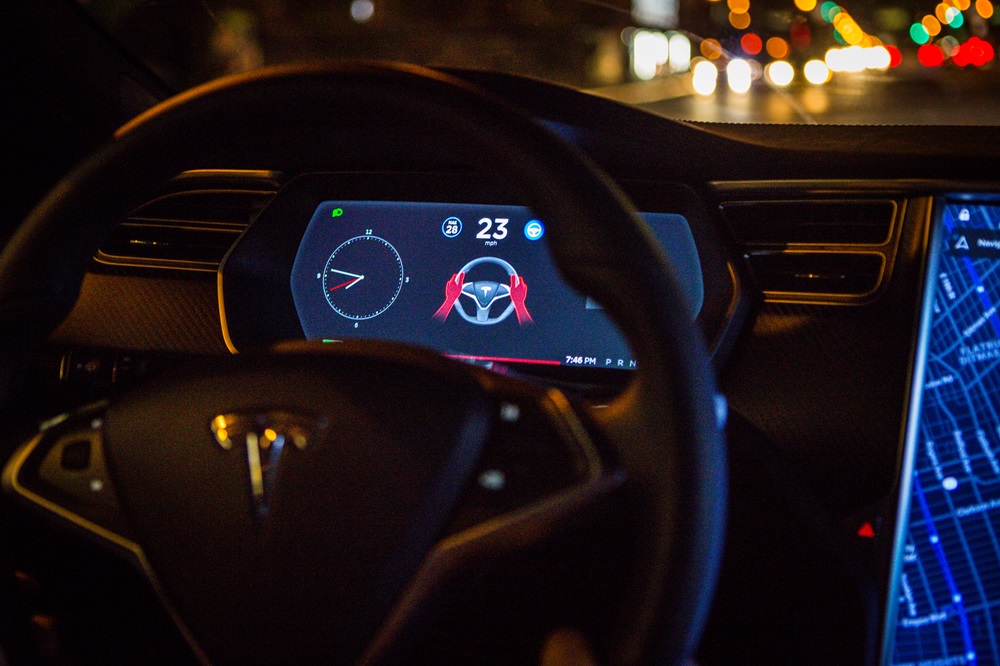 Um painel de instrumentos com a atualização de software 8.0 da Tesla Motors Inc. exibe um aviso de desativação do piloto automático dentro de um veículo Model S P90D no bairro do Brooklyn, em Nova York, EUA, na terça-feira, 20 de setembro de 2016 (Christopher Goodney/Bloomberg)