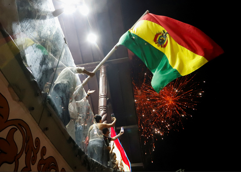 Pessoas comemoram na cidade boliviana de Santa Cruz após divulgação dos primeiros resultados da apuração do primeiro turno da eleição presidencial da Bolívia