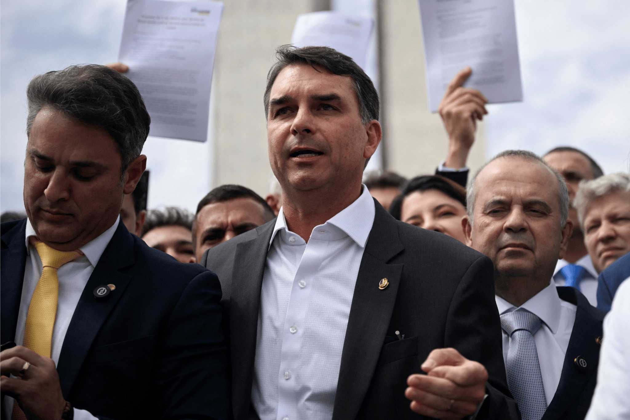 Flávio Bolsonaro diz que vai falar sobre anistia com Tarcísio: “Mergulhado  de cabeça”