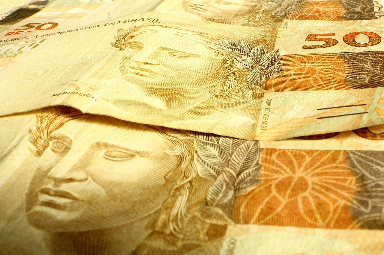 Notas de 50 reais sobrepostas