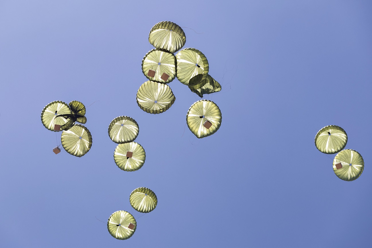 Caixas de ajuda humanitária são lançadas por paraquedas de um avião que sobrevoa a Cidade de Gaza na quinta-feira, 7 de agosto de 2025. Nas últimas semanas, Israel tem sofrido crescente pressão de alguns aliados de longa data para fazer mais no enfrentamento da crise de fome no enclave. (Saher Alghorra/The New York Times)