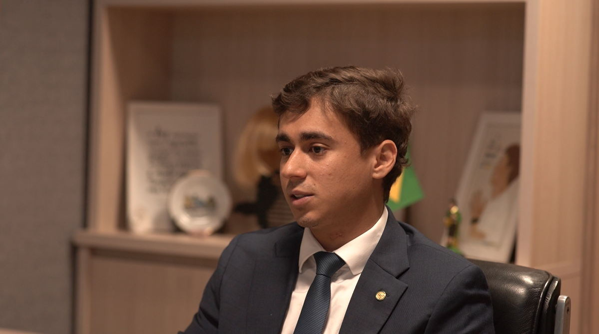 Deputado federal Nikolas Ferreira (PL-MG) fala ao programa InfoMoney Entrevista no gabinete dele, na Câmara, em Brasília. Em 12 de agosto de 2025 (Foto: InfoMoney)