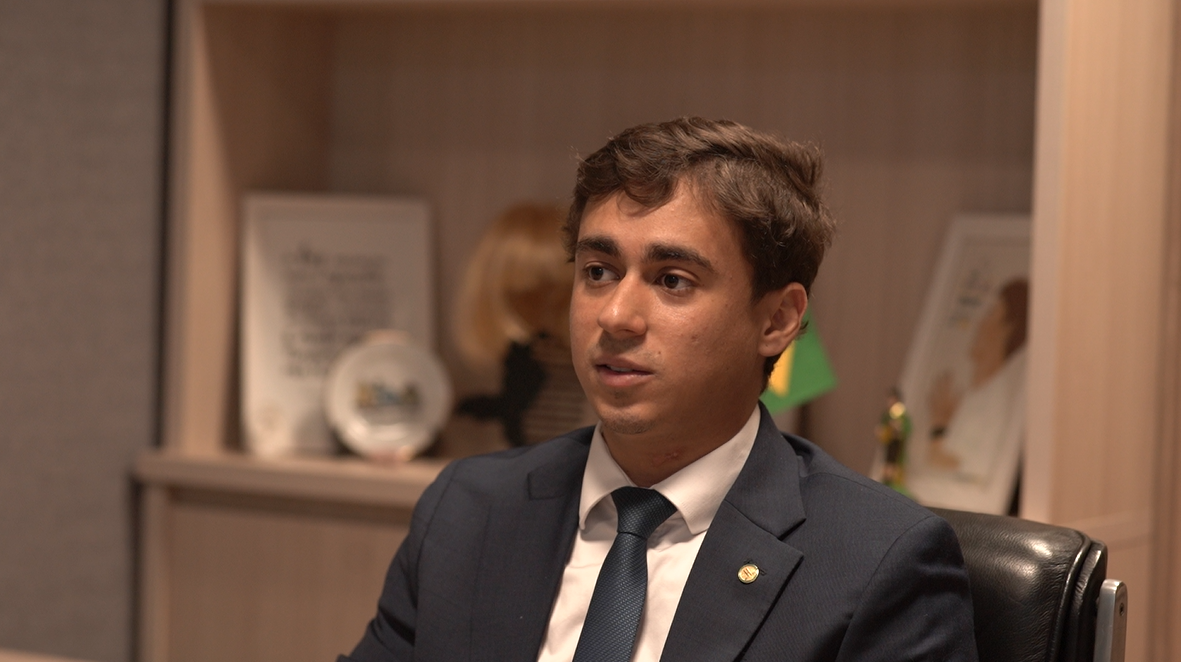 Deputado federal Nikolas Ferreira (PL-MG) fala ao programa InfoMoney Entrevista no gabinete dele, na Câmara, em Brasília. Em 12 de agosto de 2025 (Foto: InfoMoney)