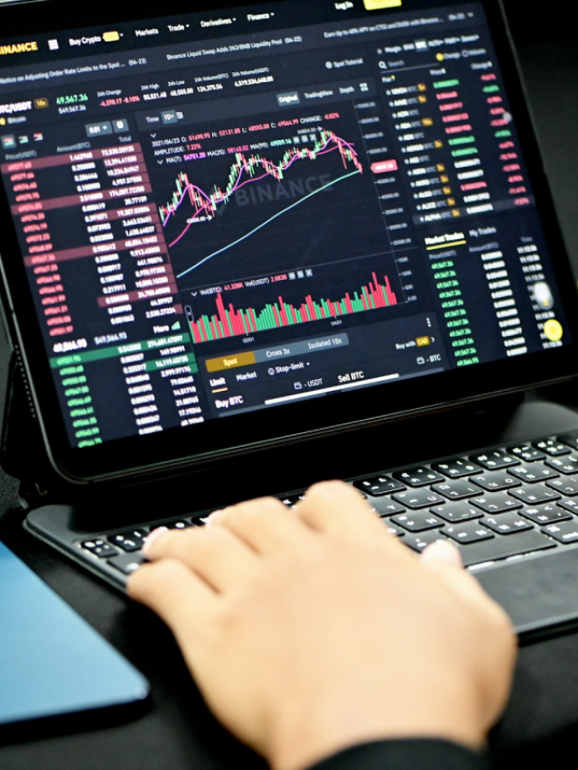 A imagem mostra um analista acompanhando gráficos que ativos financeiros; imagem pública de banco de imagens.