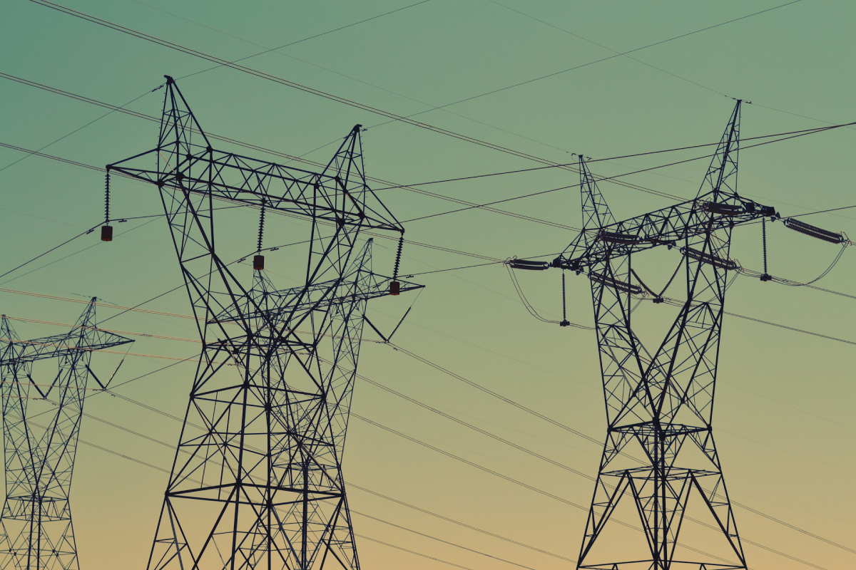 A imagem mostra uma rede de energia elétrica; trata-se de imagem de banco público.