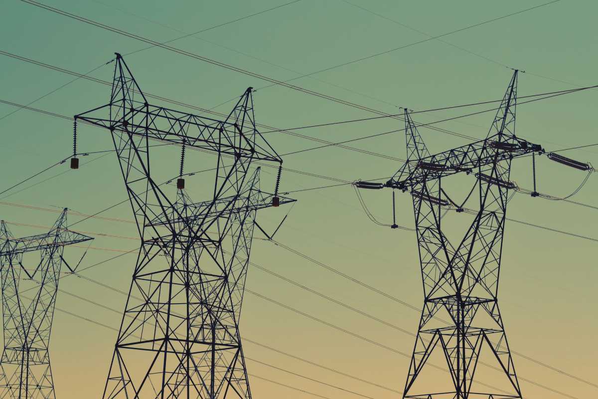 A imagem mostra uma rede de energia elétrica; trata-se de imagem de banco público.