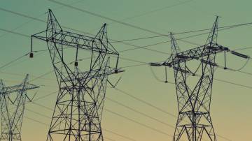 A imagem mostra uma rede de energia elétrica; trata-se de imagem de banco público.